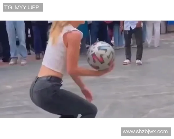 足球明星与美女亲密合影展现魅力瞬间引发粉丝热议